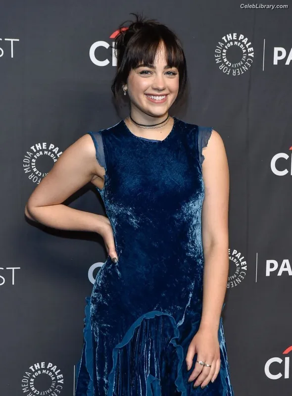 Mary Mouser photo 2 of 121