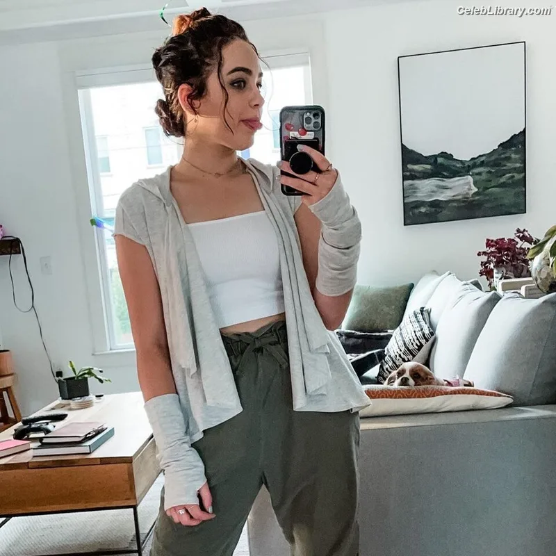 Mary Mouser photo 7 of 121