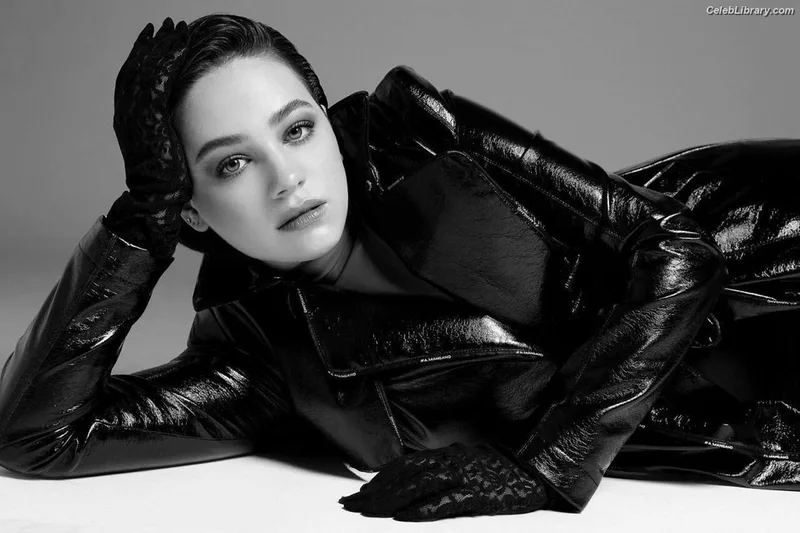 Mary Mouser photo 8 of 121