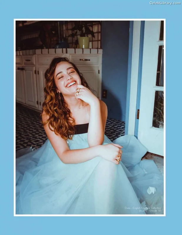 Mary Mouser photo 17 of 121