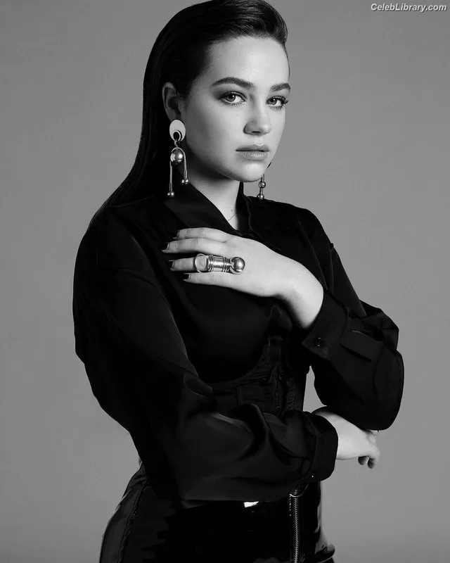Mary Mouser photo 18 of 121