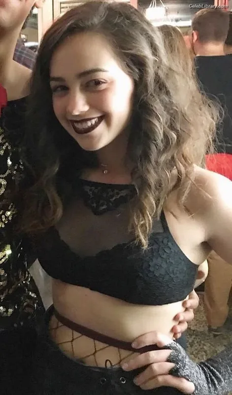 Mary Mouser photo 19 of 121