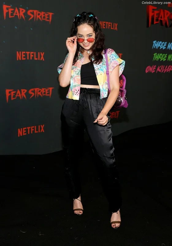 Mary Mouser photo 20 of 121