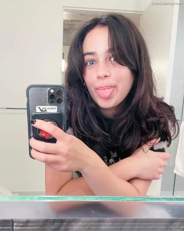 Mary Mouser photo 21 of 121