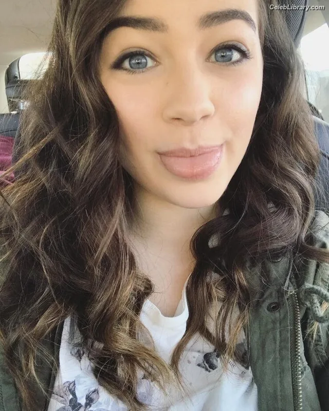 Mary Mouser photo 23 of 121