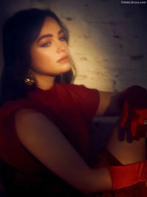 Mary Mouser photo 24 of 121