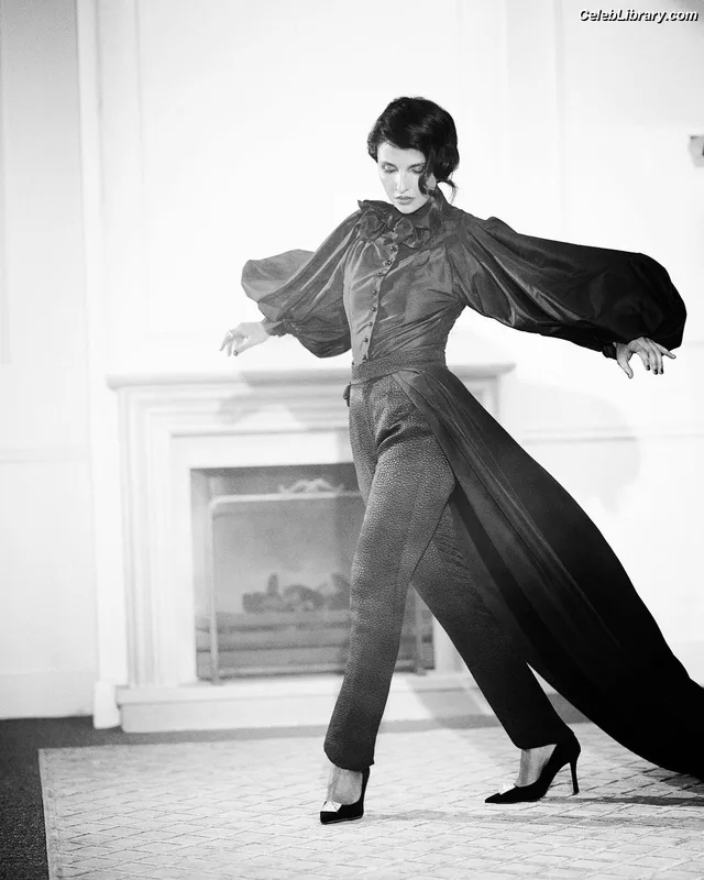 Maryam Hassouni photo 14 of 55