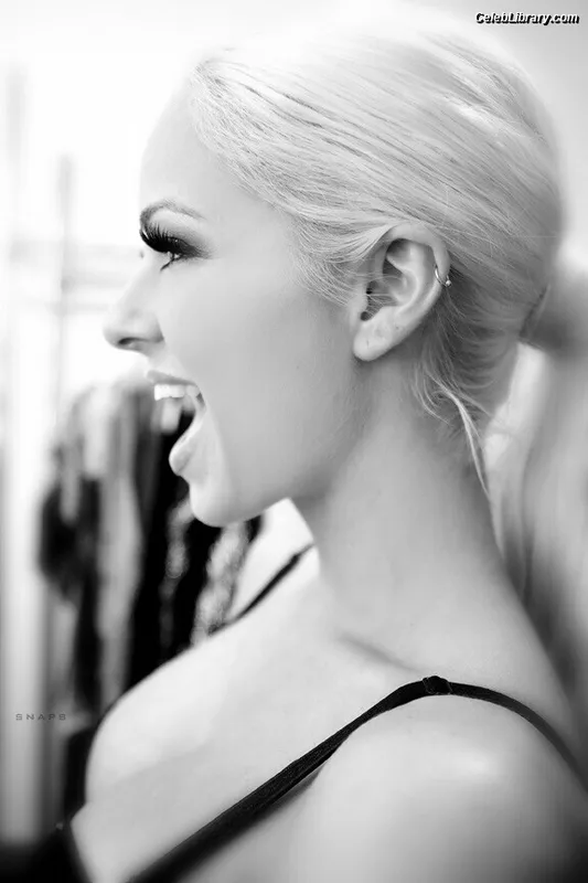 Maryse photo 20 of 1532
