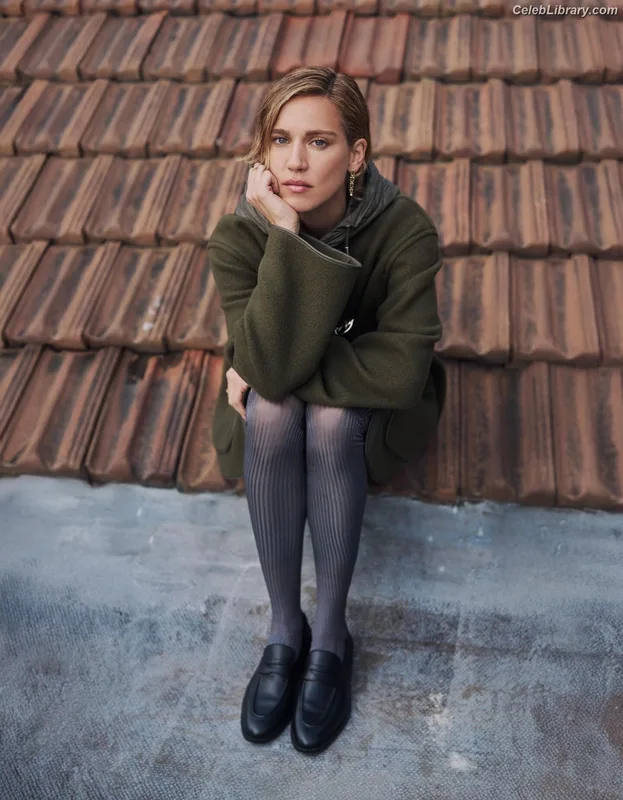 Matilda Lutz photo 4 of 29