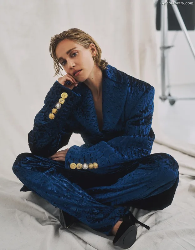Matilda Lutz photo 7 of 29