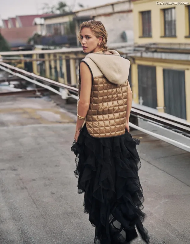 Matilda Lutz photo 10 of 29