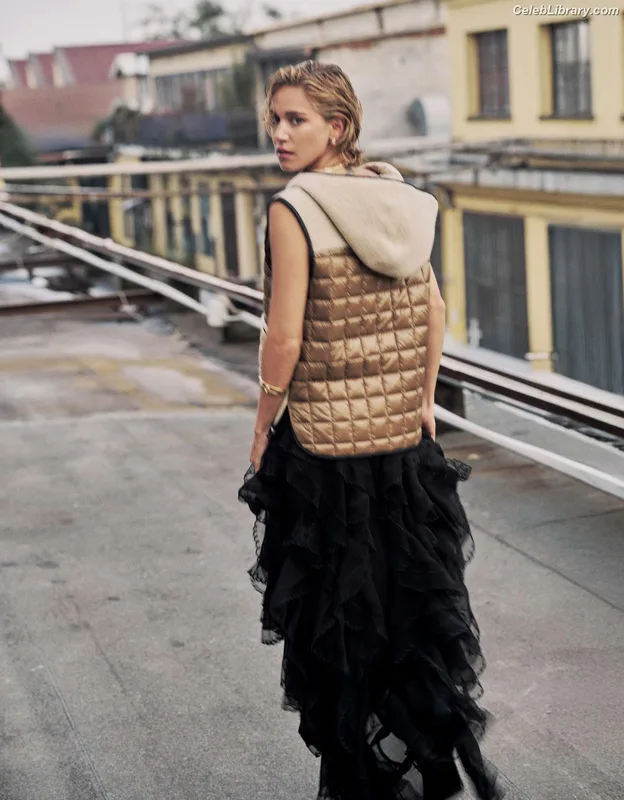 Matilda Lutz photo 18 of 29