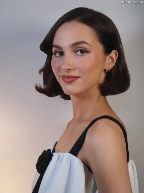 Maude Apatow photo 17 of 243