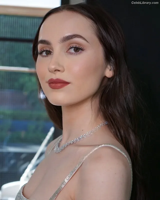 Maude Apatow photo 10 of 243