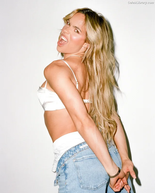 Maxxine Dupri photo 1 of 986