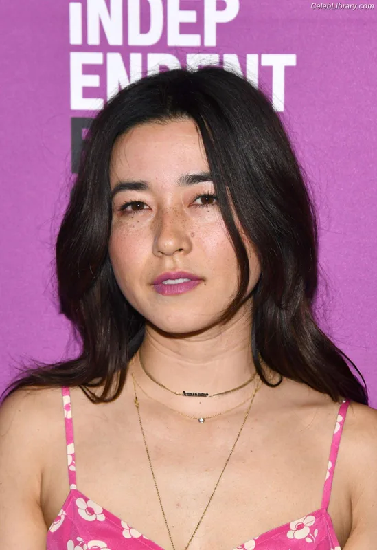 Maya Erskine photo 3 of 29