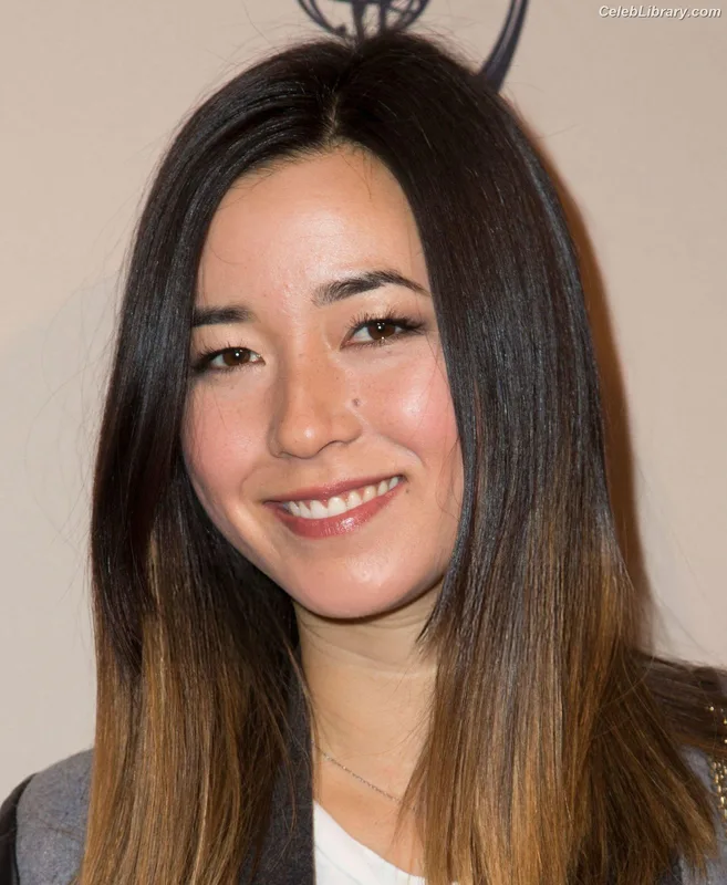 Maya Erskine photo 4 of 29