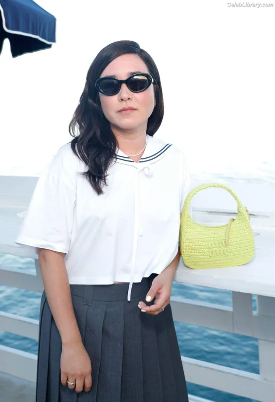 Maya Erskine photo 5 of 29