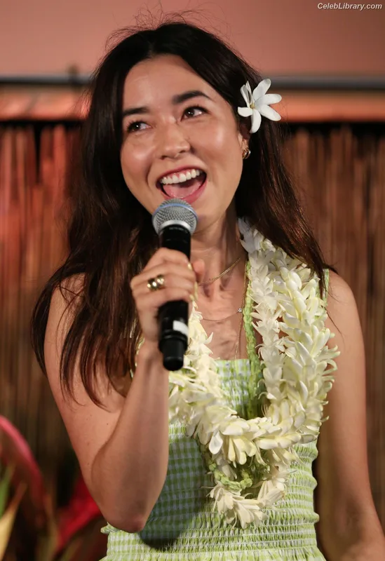 Maya Erskine photo 6 of 29