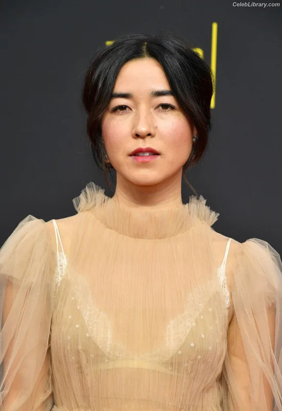 Maya Erskine photo 8 of 29