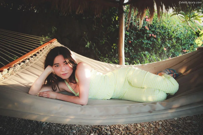 Maya Erskine photo 17 of 29