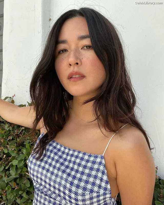 Maya Erskine photo 19 of 29