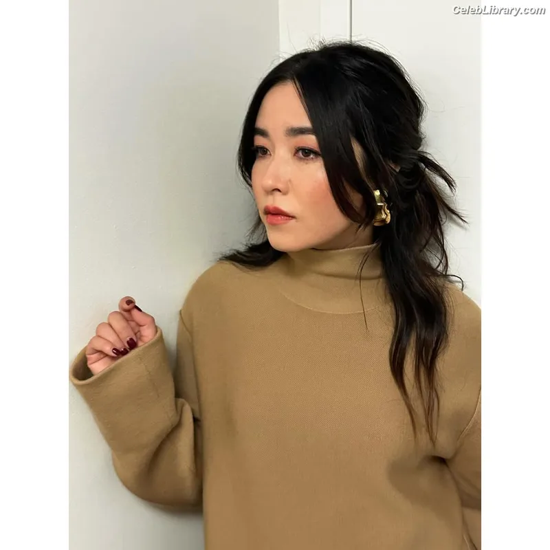 Maya Erskine photo 22 of 29