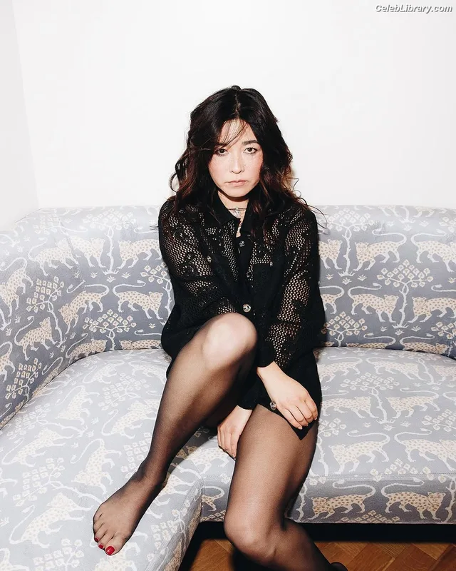 Maya Erskine photo 24 of 29