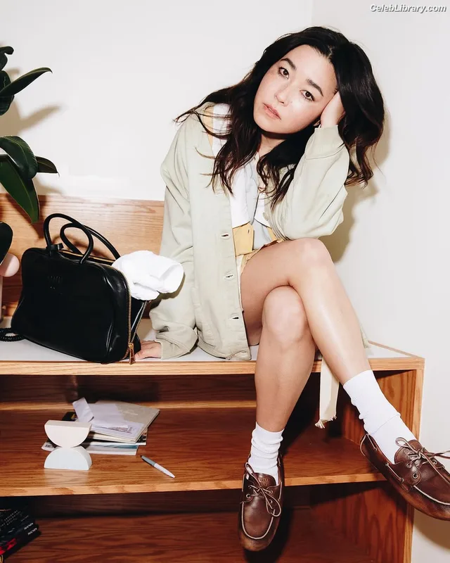 Maya Erskine photo 1 of 29