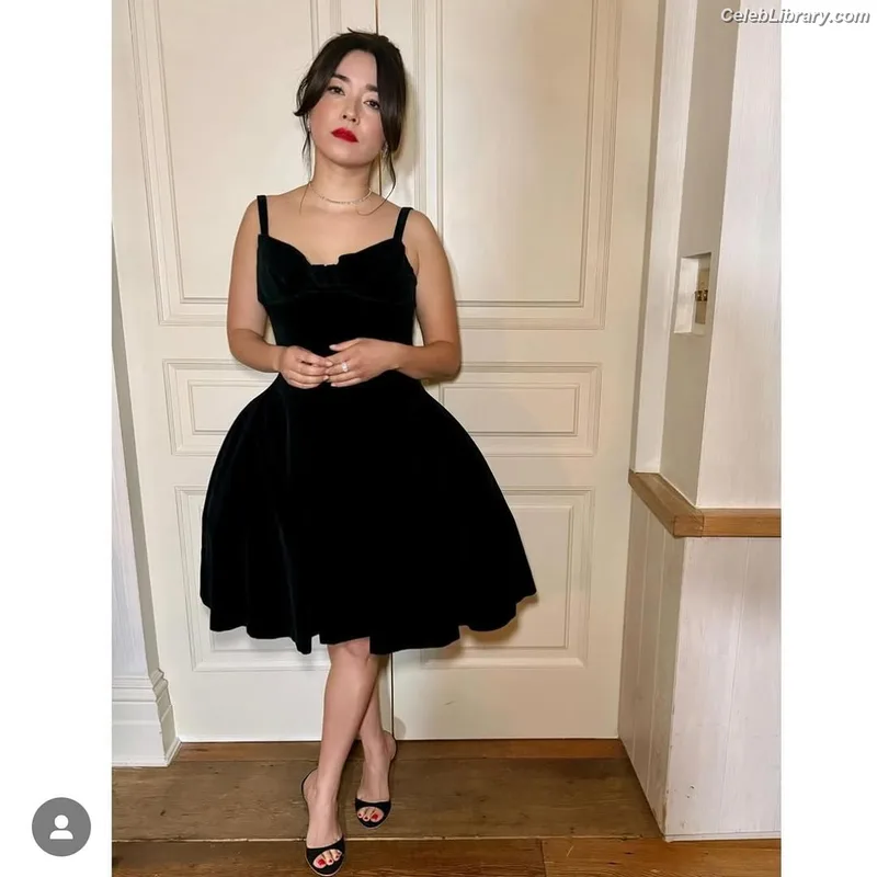 Maya Erskine photo 2 of 29