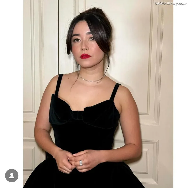 Maya Erskine photo 4 of 29