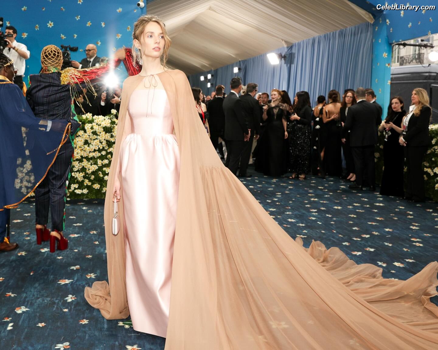 Maya Hawke photo 7 of 851