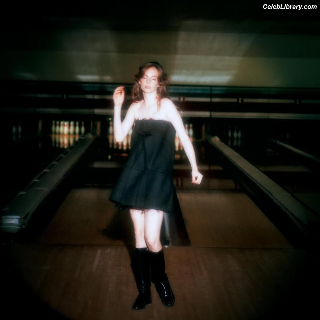Maya Hawke photo 2 of 851