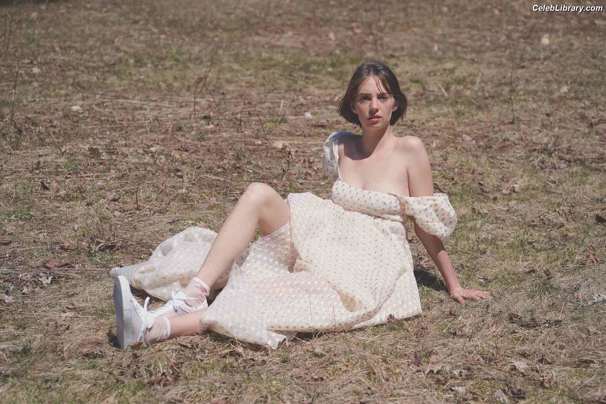 Maya Hawke photo 1 of 851