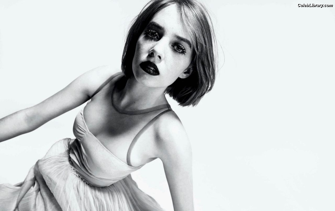 Maya Hawke photo 1 of 851