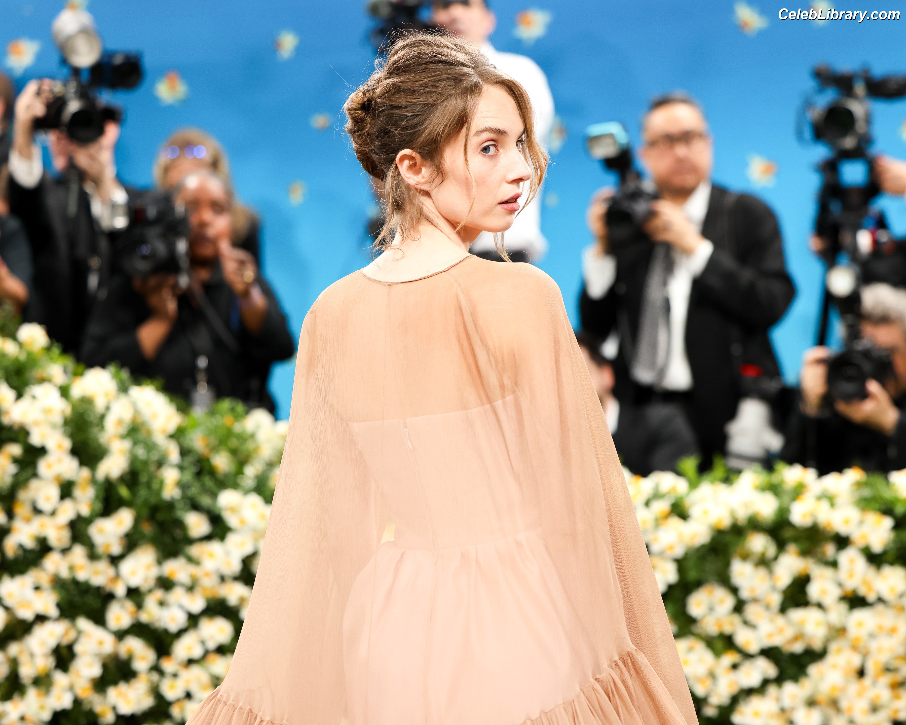 Maya Hawke photo 12 of 851