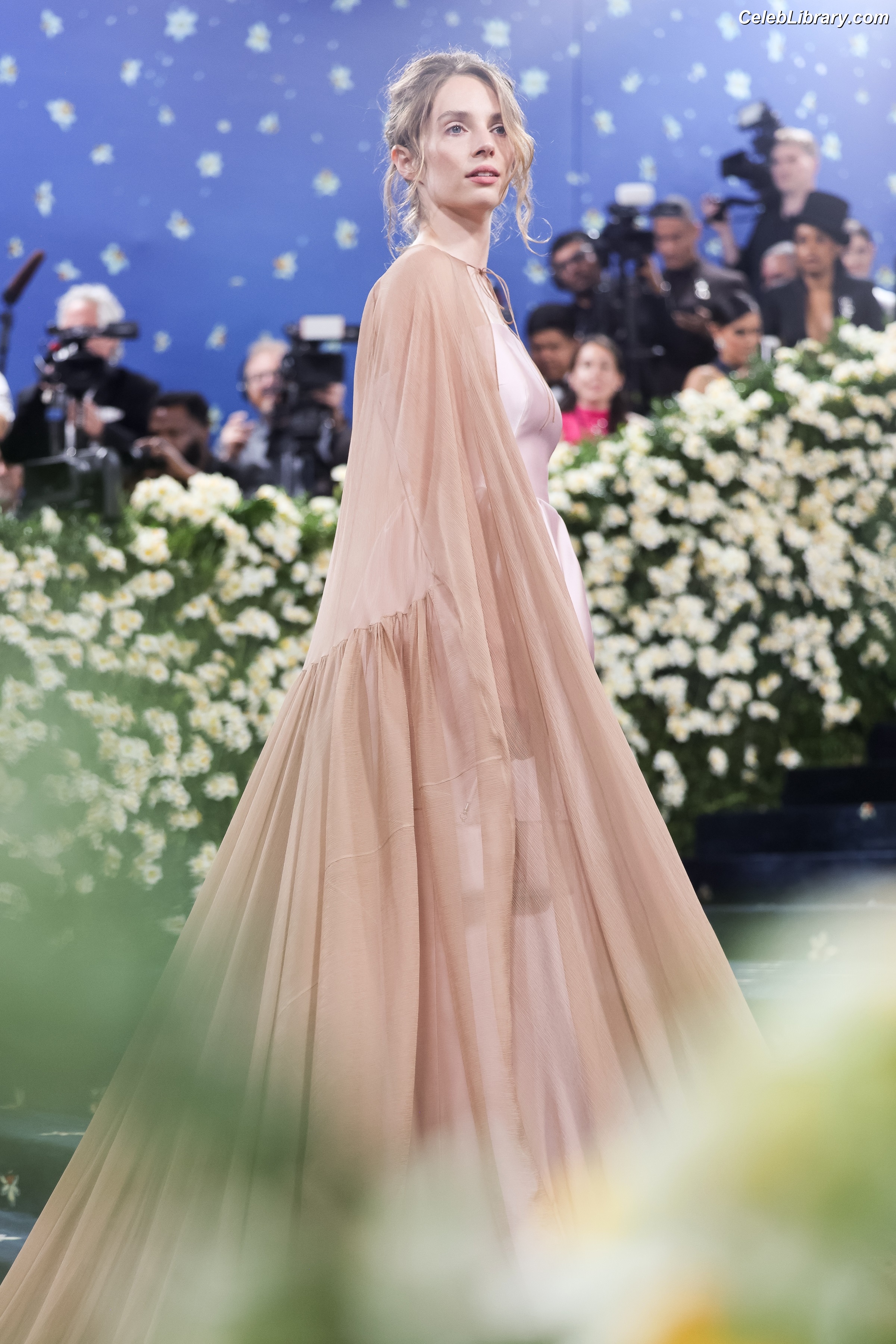 Maya Hawke photo 22 of 851