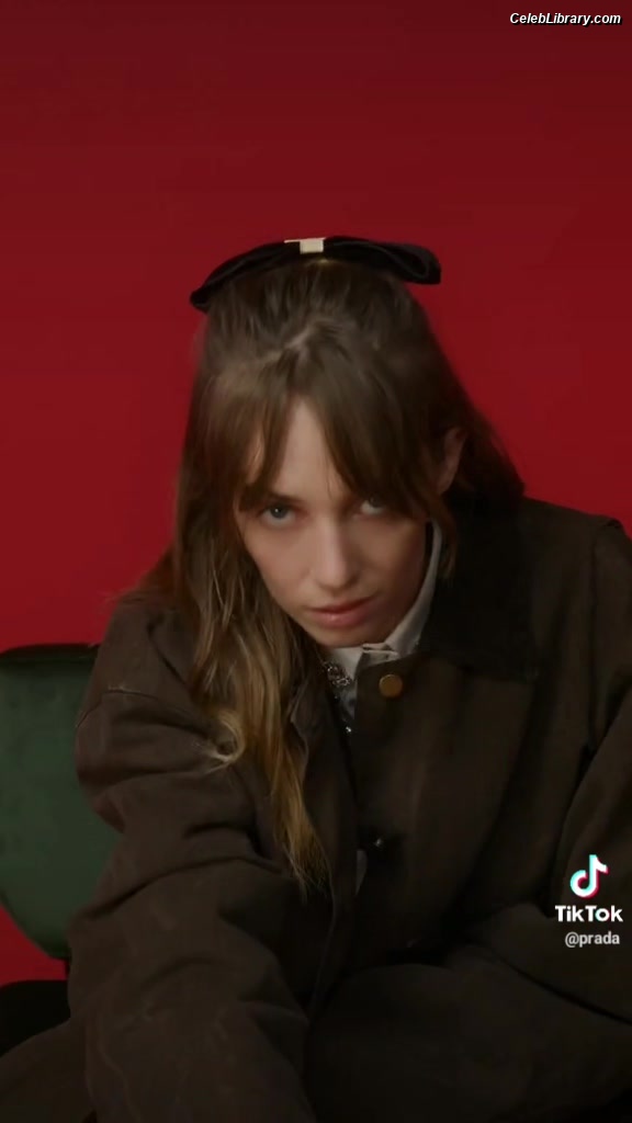 Maya Hawke photo 19 of 851