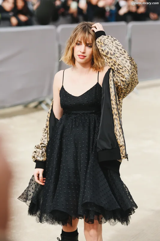 Maya Hawke photo 10 of 851