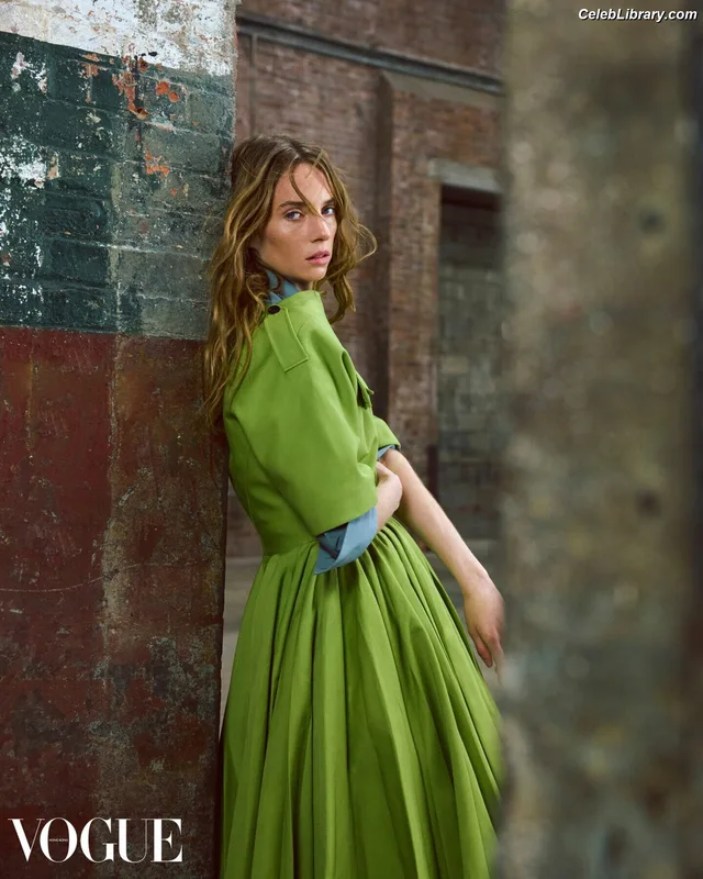 Maya Hawke photo 2 of 851