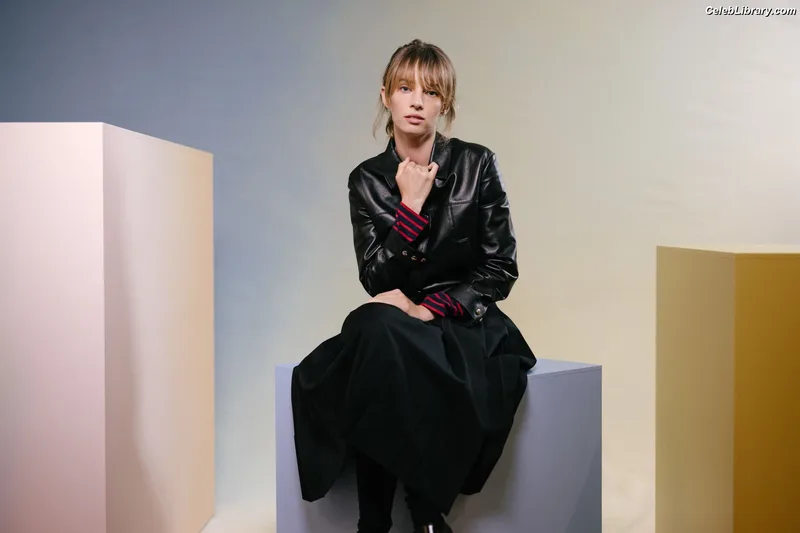Maya Hawke photo 14 of 851