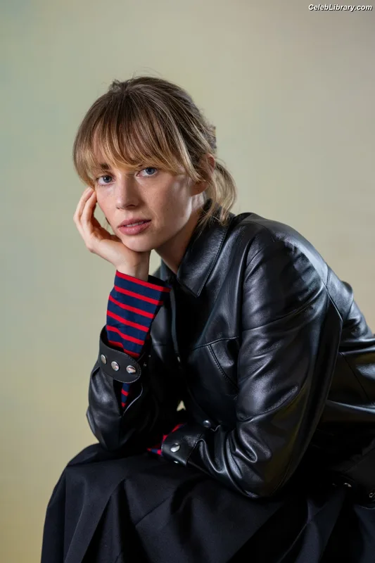 Maya Hawke photo 2 of 851