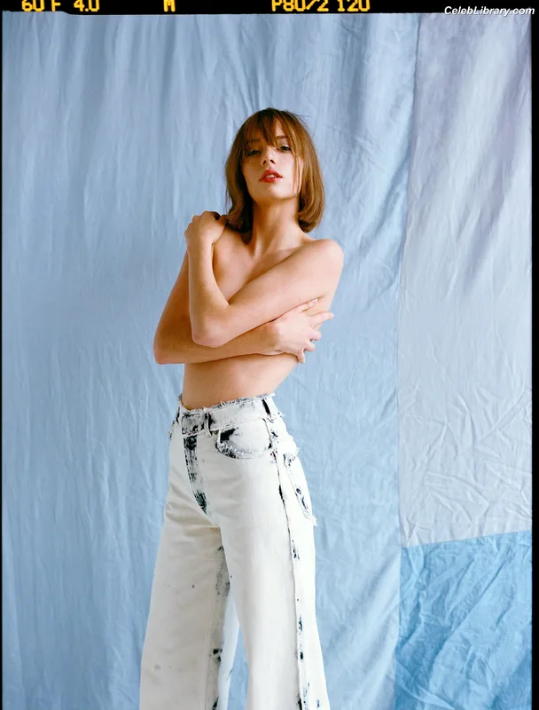 Maya Hawke photo 3 of 851