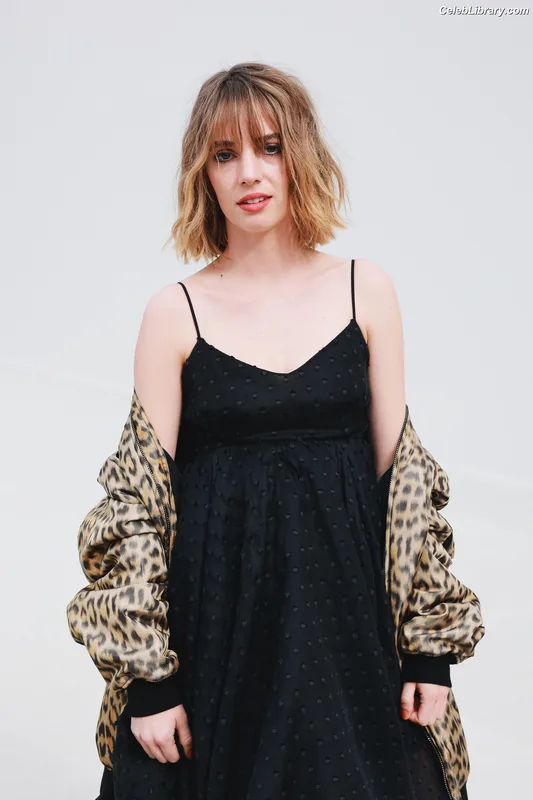 Maya Hawke photo 17 of 851