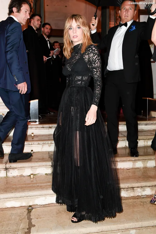 Maya Hawke photo 3 of 851