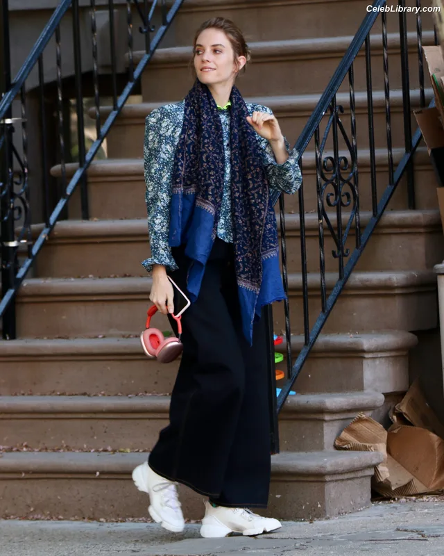 Maya Hawke photo 1 of 851