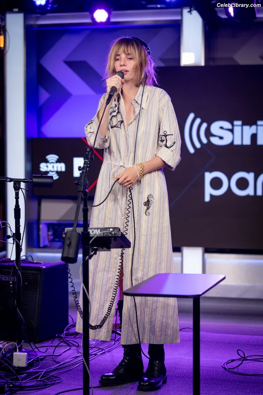 Maya Hawke photo 8 of 851