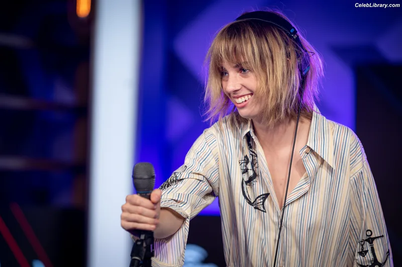Maya Hawke photo 13 of 851