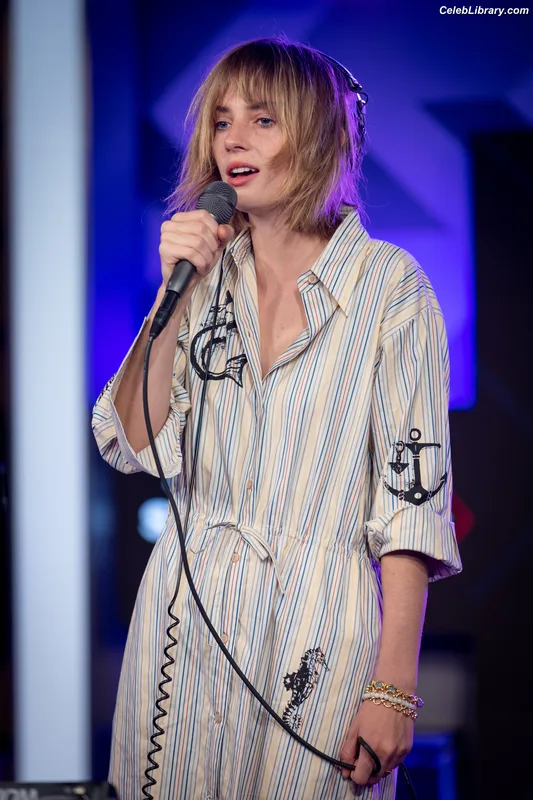 Maya Hawke photo 10 of 851
