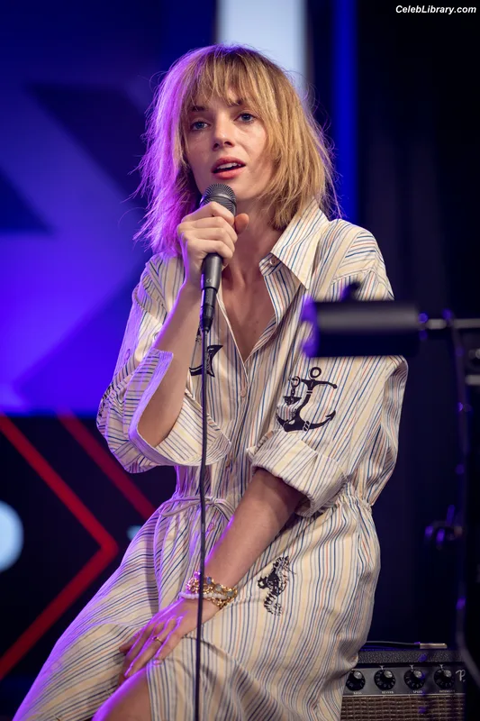 Maya Hawke photo 3 of 851